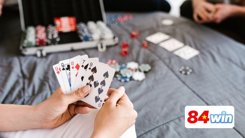 so-sanh-hai-the-loai-poker-ve-do-gay-nghien